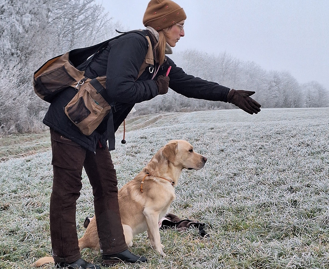 Frau und Hund bei Dummy Seminar